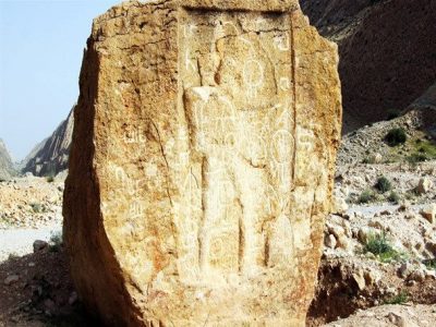 نقش برجسته سرباز پارتی در قیرو کارزین  فنس‌کشی می‌شود
