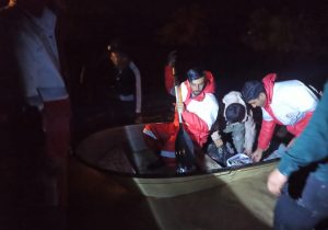 نجات خانواده عشایر محصور سیلاب در قیروکارزین