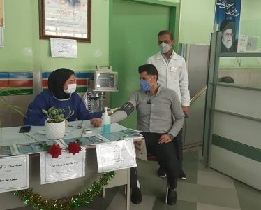  شناساندن خدمات مجموعه بهداشت و درمان شهرستان قیر و کارزین در غرفه های سلامت