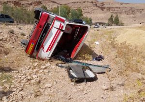 واژگونی مینی بوس در فسا با ۱۹ مصدوم