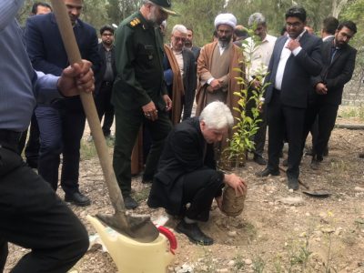 توزيع و كاشت ٤٥٠٠نهال رايگان در هفته منابع طبيعي در شهرستان قيروكارزين
